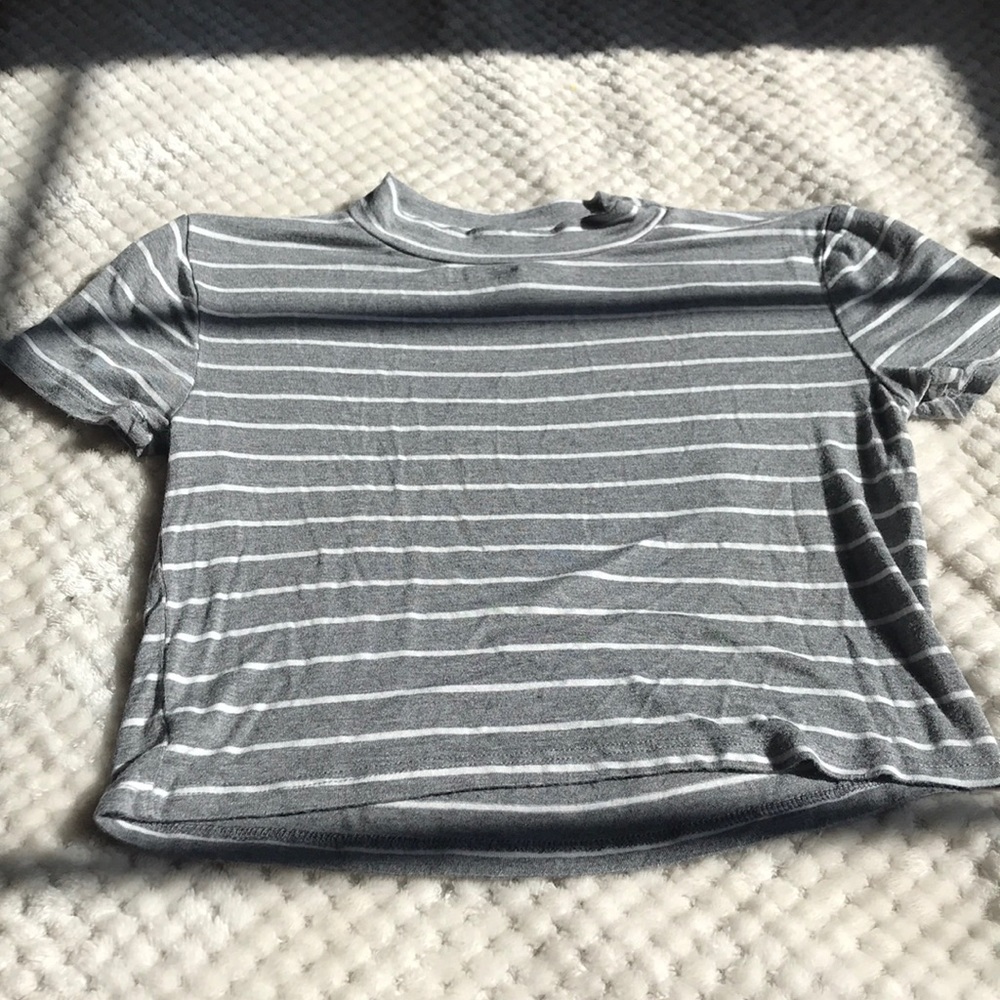grey striped crop-top